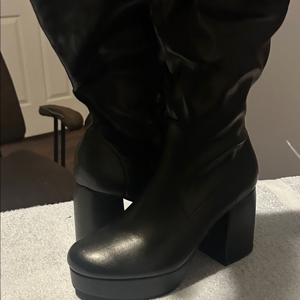 Sleek Black Heeled Boots for Women - Picture 3 of 9